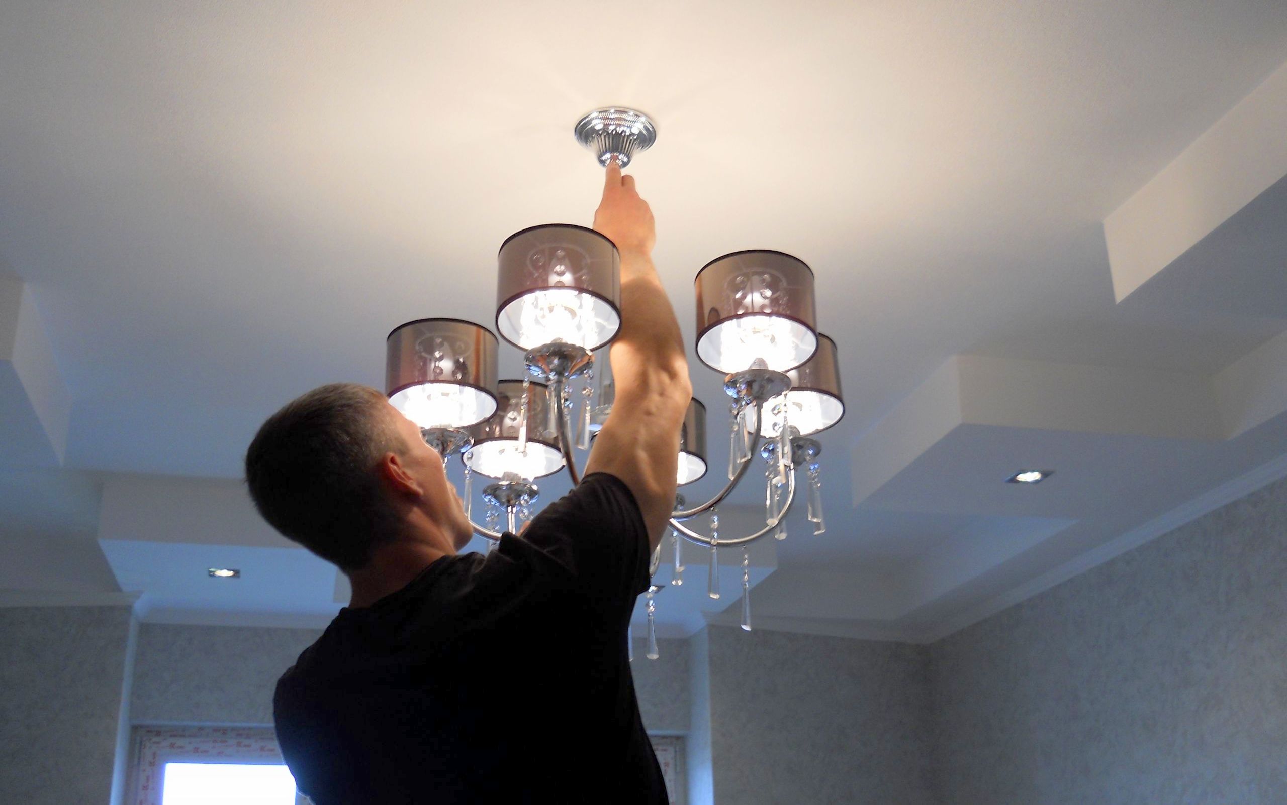 Comment accrocher un lustre au plafond