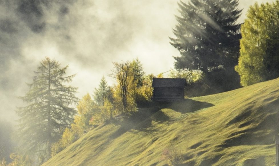 Casa en una colina, fragmento de paisaje.