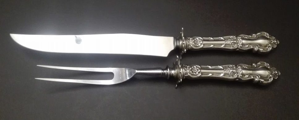 Gastar tenedor y cuchillo para carne.