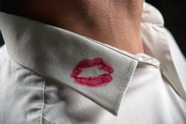 sporen van lippenstift op kleding