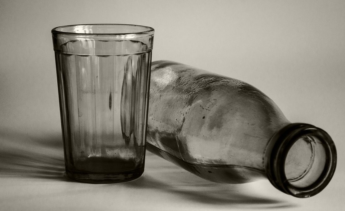 Glas- und Milchflasche