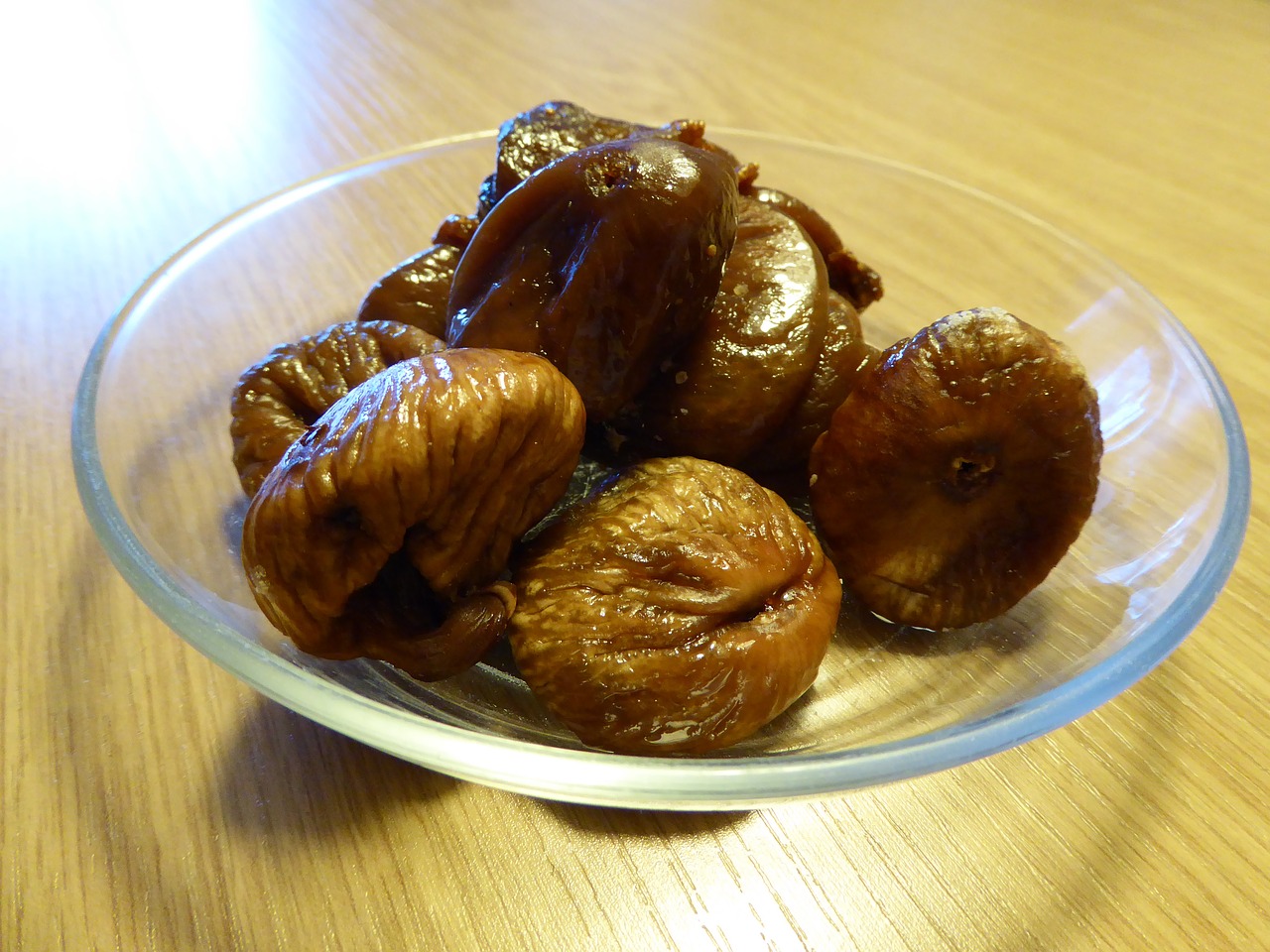 Figues dans une assiette en verre