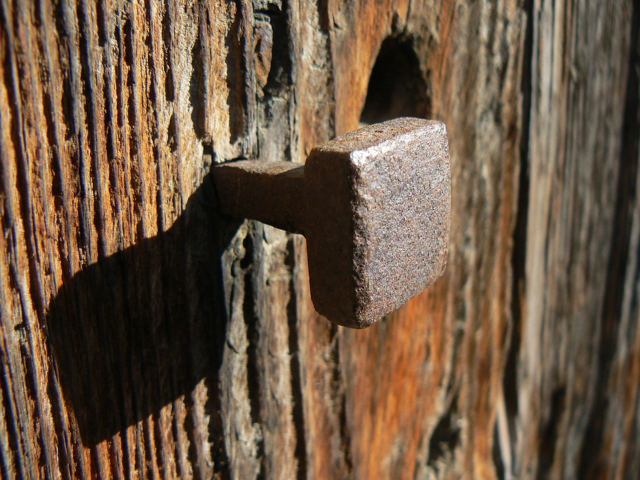 Viejo clavo en la pared