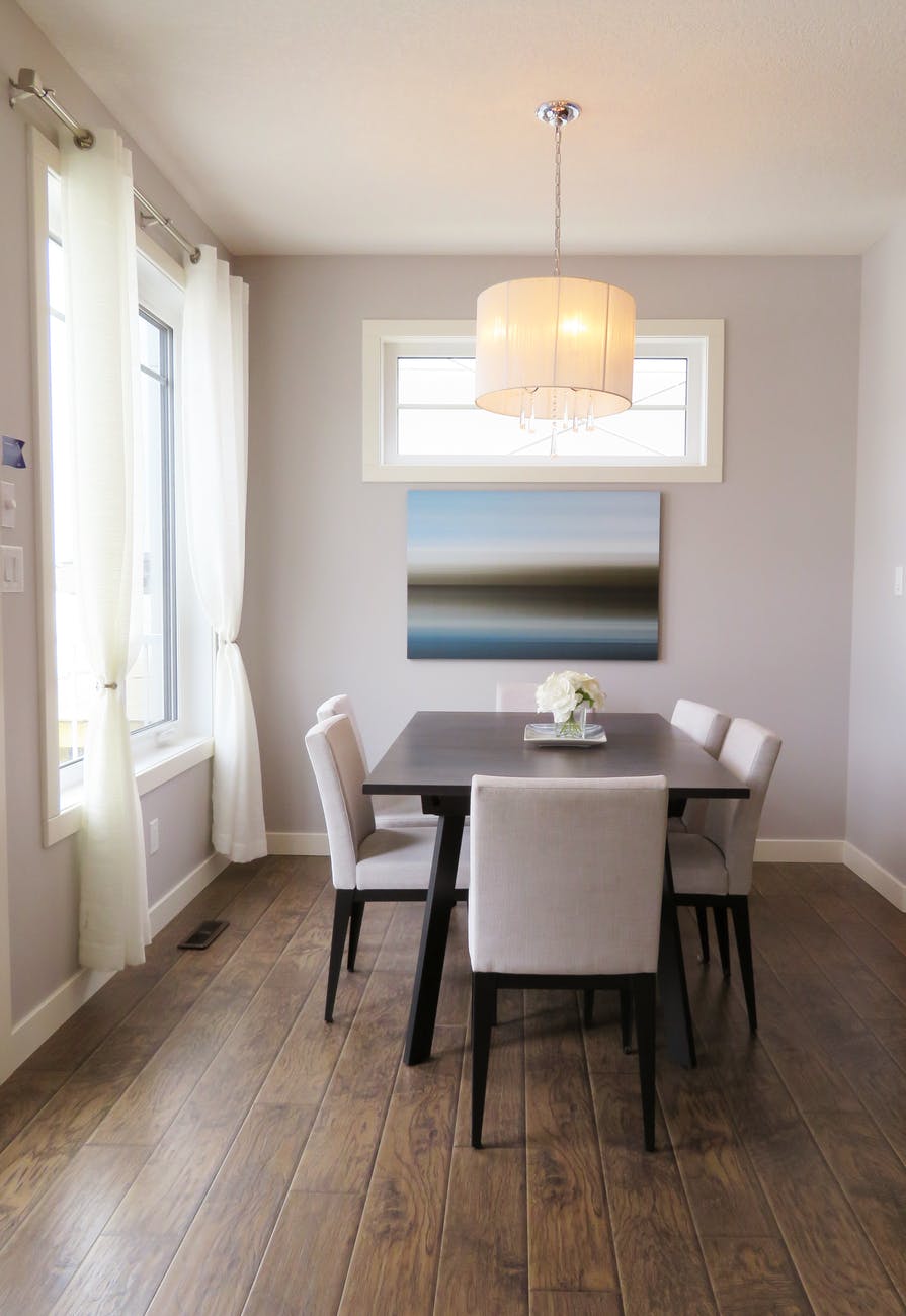 interno della sala da pranzo in stile minimalista