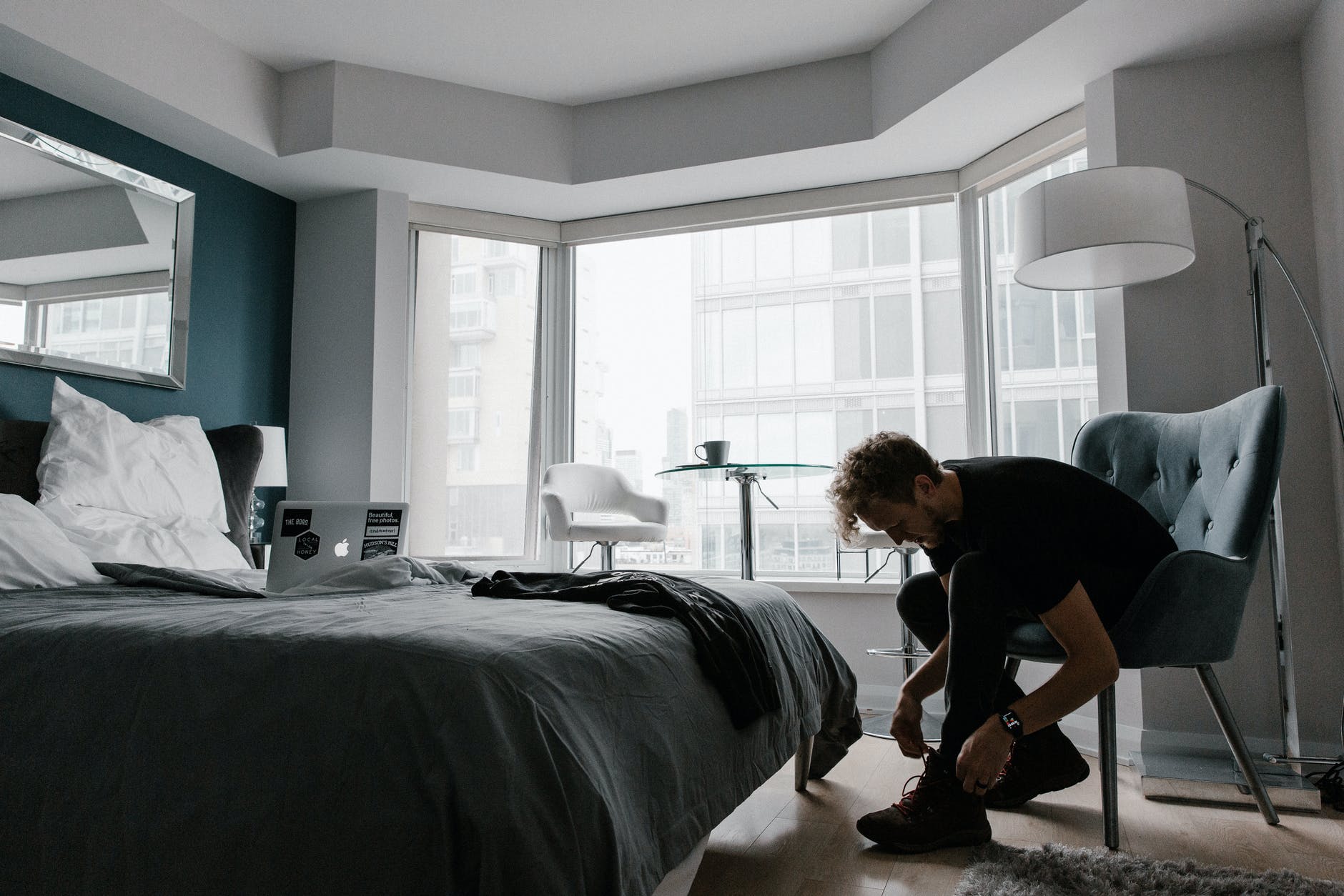 intérieur de chambre à coucher dans un style minimaliste