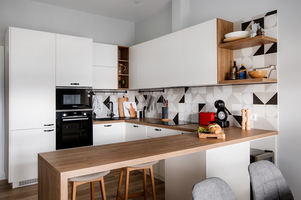 Encimera de madera y salpicadero de cerámica en una cocina de estilo escandinavo