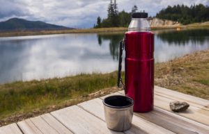 Thermos sur la table