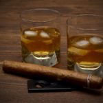 Whisky avec de la glace dans des verres à whisky