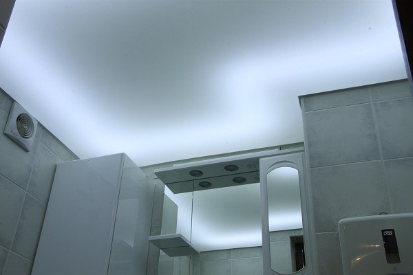 plafond suspendu dans la salle de bain