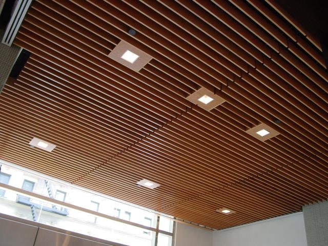 aluminium lat voor het plafond in een houten huis