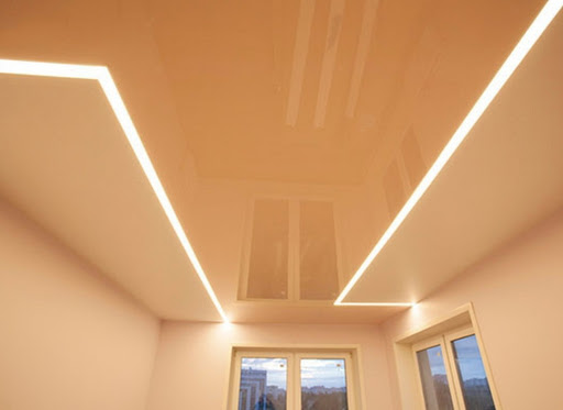 plafond suspendu avec lignes lumineuses