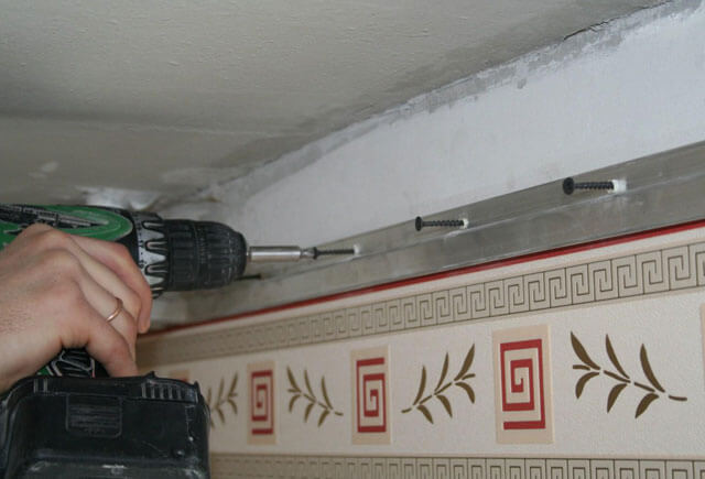 installation of a baguette under a suspended ceiling