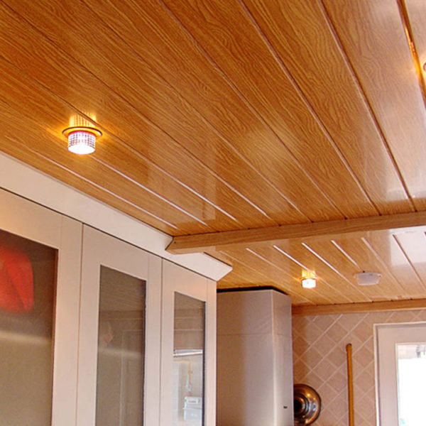 PVC-voering en panelen voor het plafond van een balkon of loggia