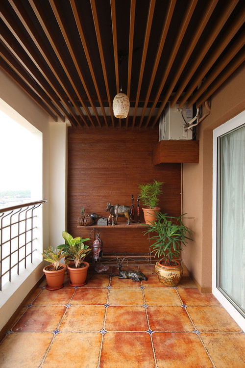 plafond d'un balcon ou d'une loggia en lattes de bois