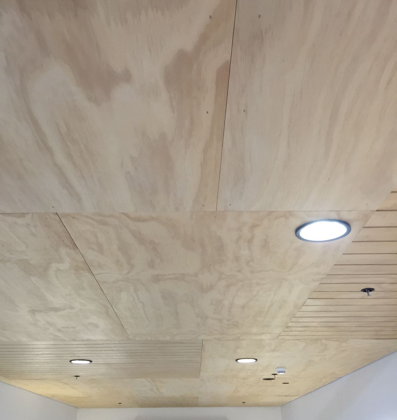 soffitto in lastre di truciolare su un balcone o loggia