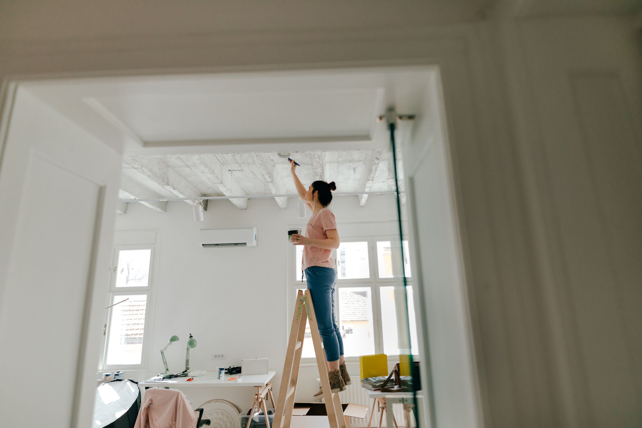 peindre le plafond d'une maison en bois