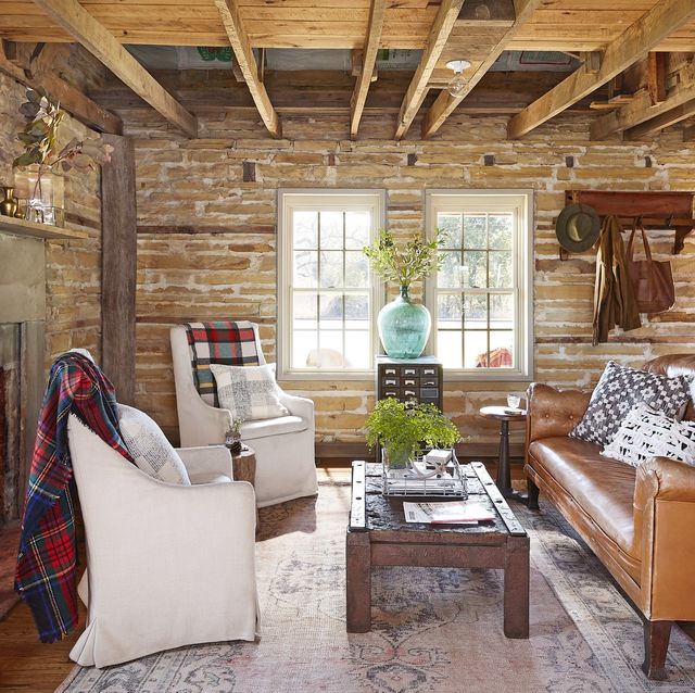 soffitto di assicelle in una stanza in stile country