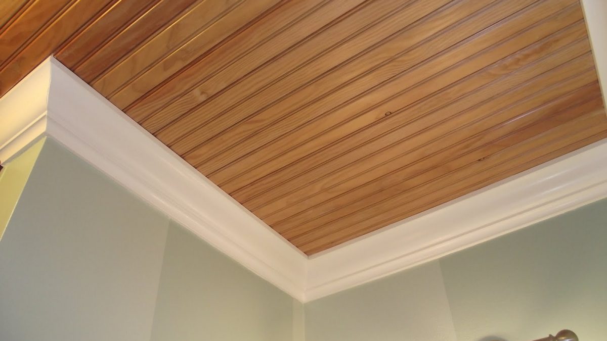 plafond en panneaux de bois