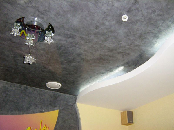 intonaco decorativo sul soffitto dell'appartamento