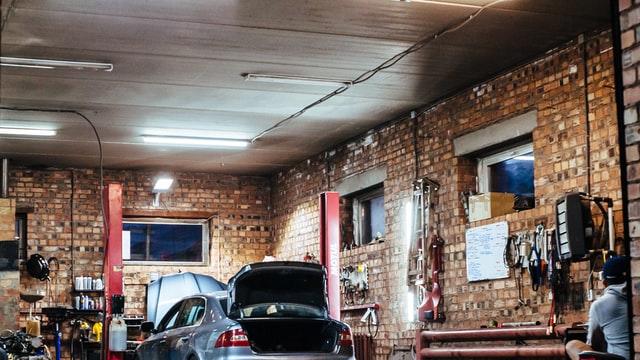 revêtement de plafond de garage avec clins en bois