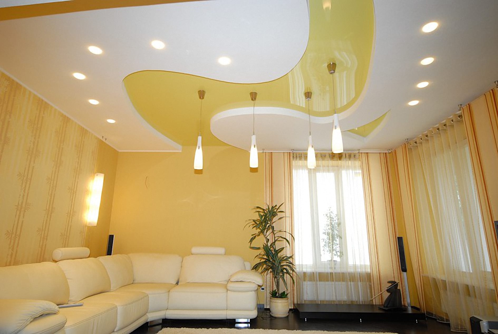 soffitto teso giallo all'interno