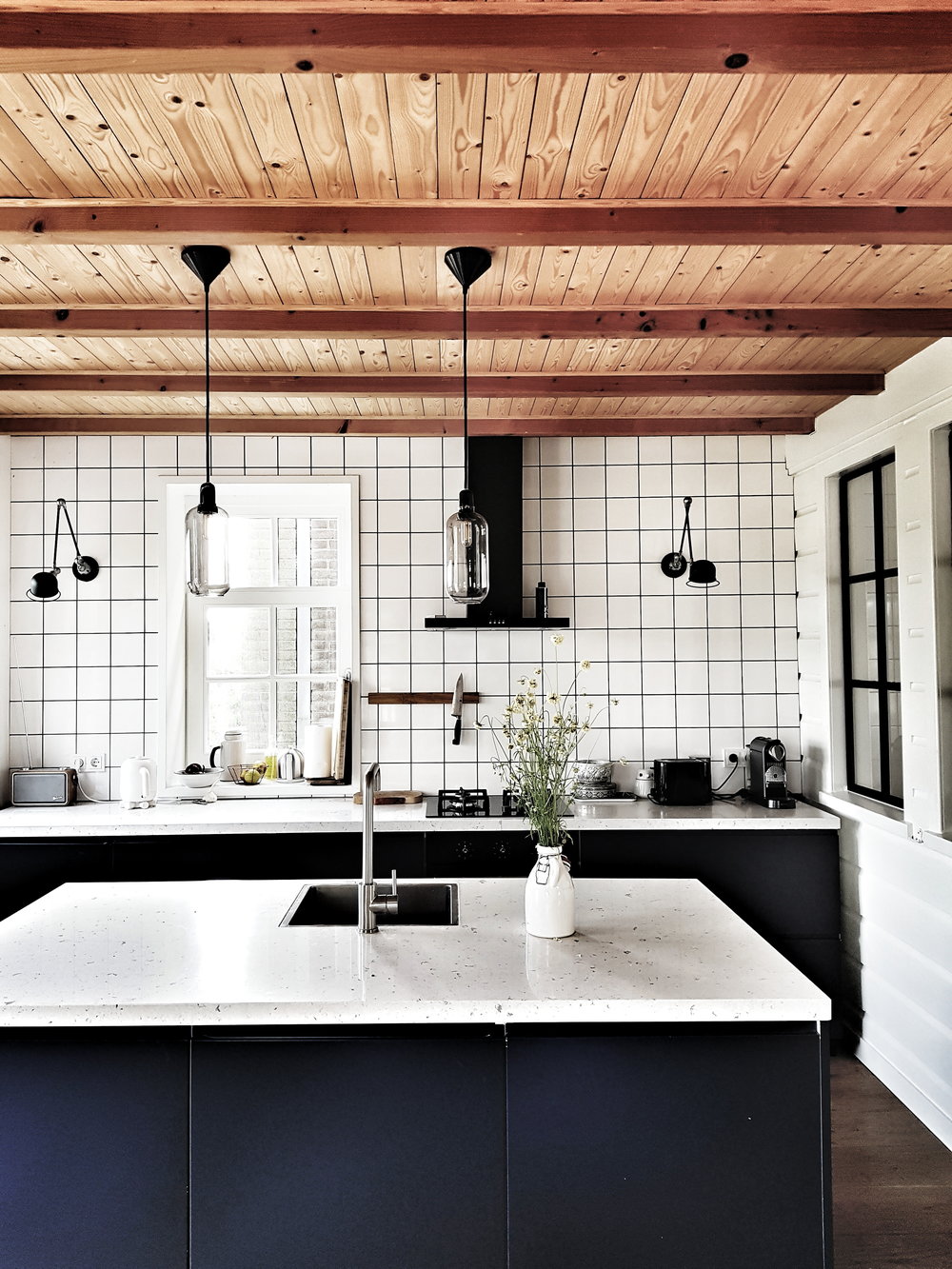 soffitto di assi in una cucina in stile scandinavo