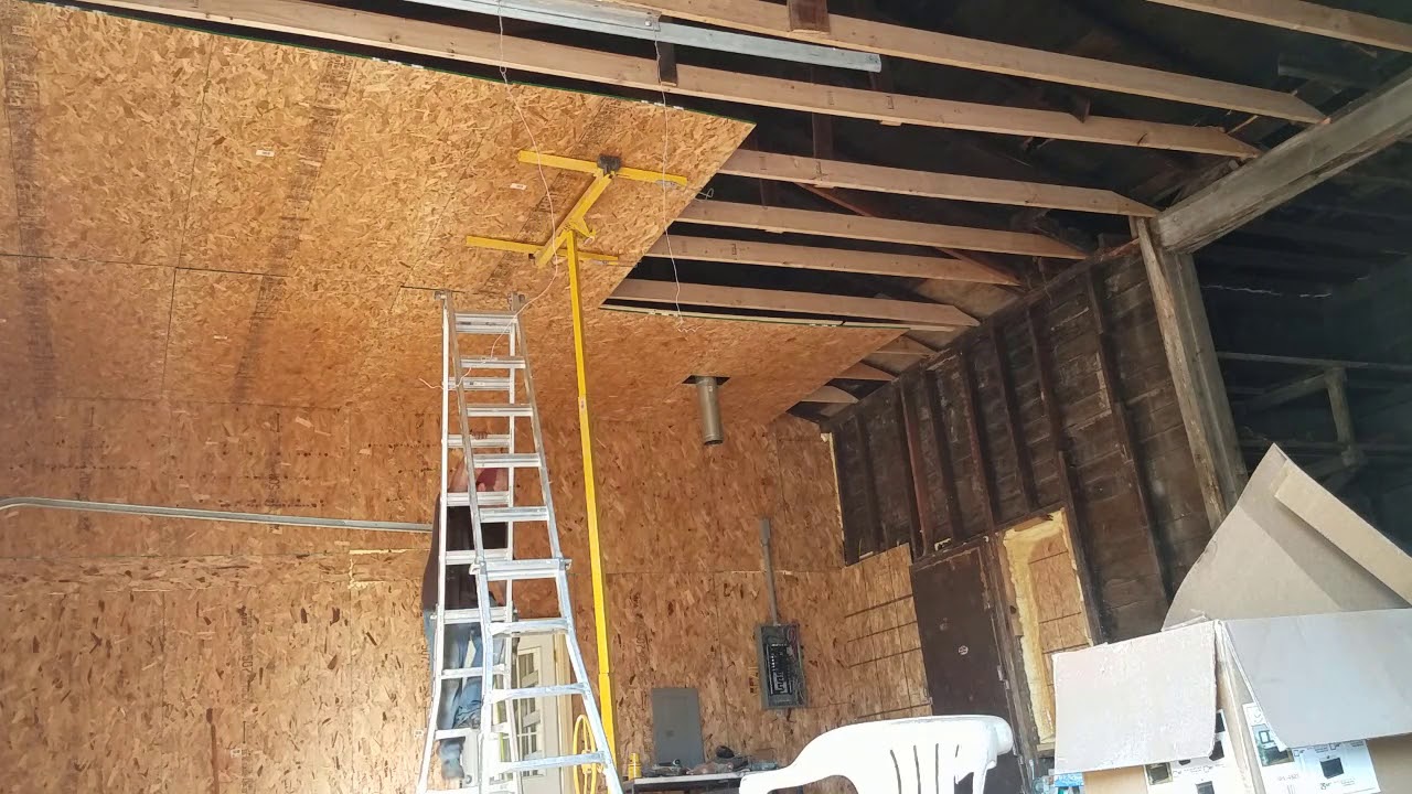 coprendo il soffitto del garage con pannelli OSB