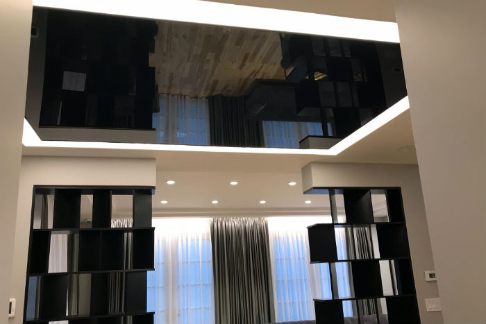 soffitto teso nero all'interno