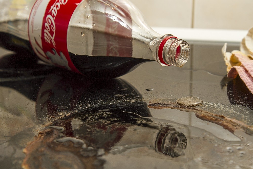 Coca-Cola egy koszos tűzhelyen