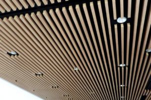 installazione del soffitto a doghe di alluminio