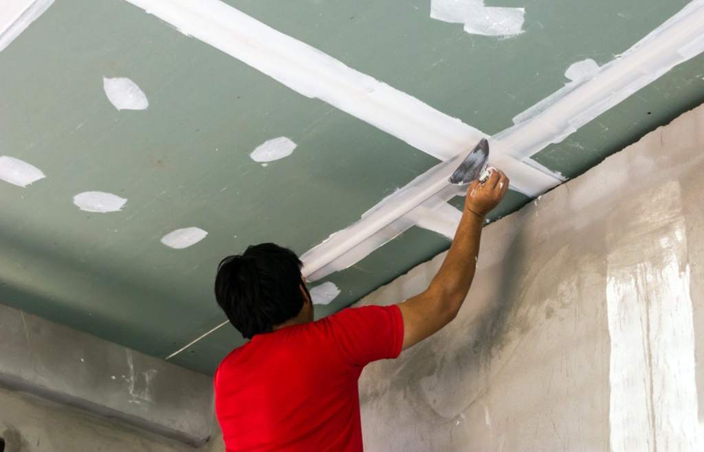 prepararsi a dipingere il soffitto