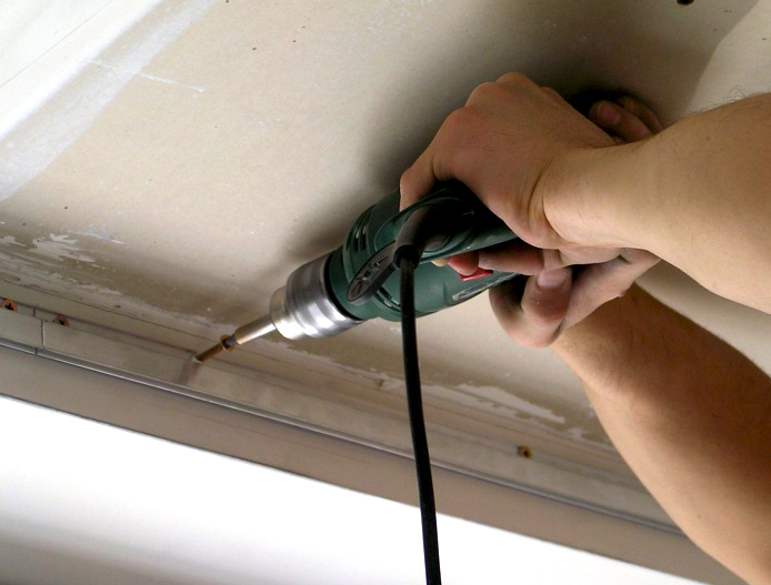 fastening a baguette under a suspended ceiling