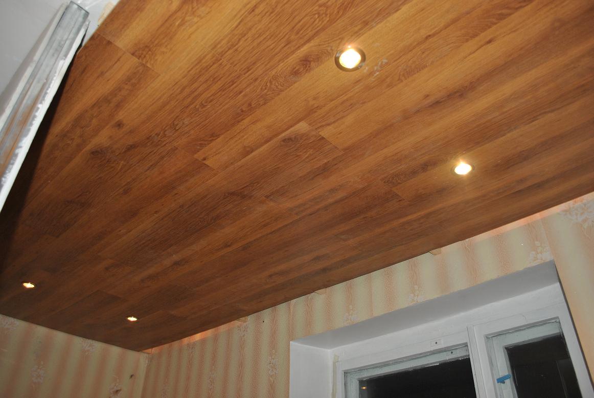 Tấm laminate trên trần nhà.