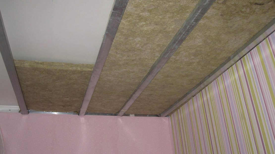 Soundproofing ang kisame gamit ang mineral wool.