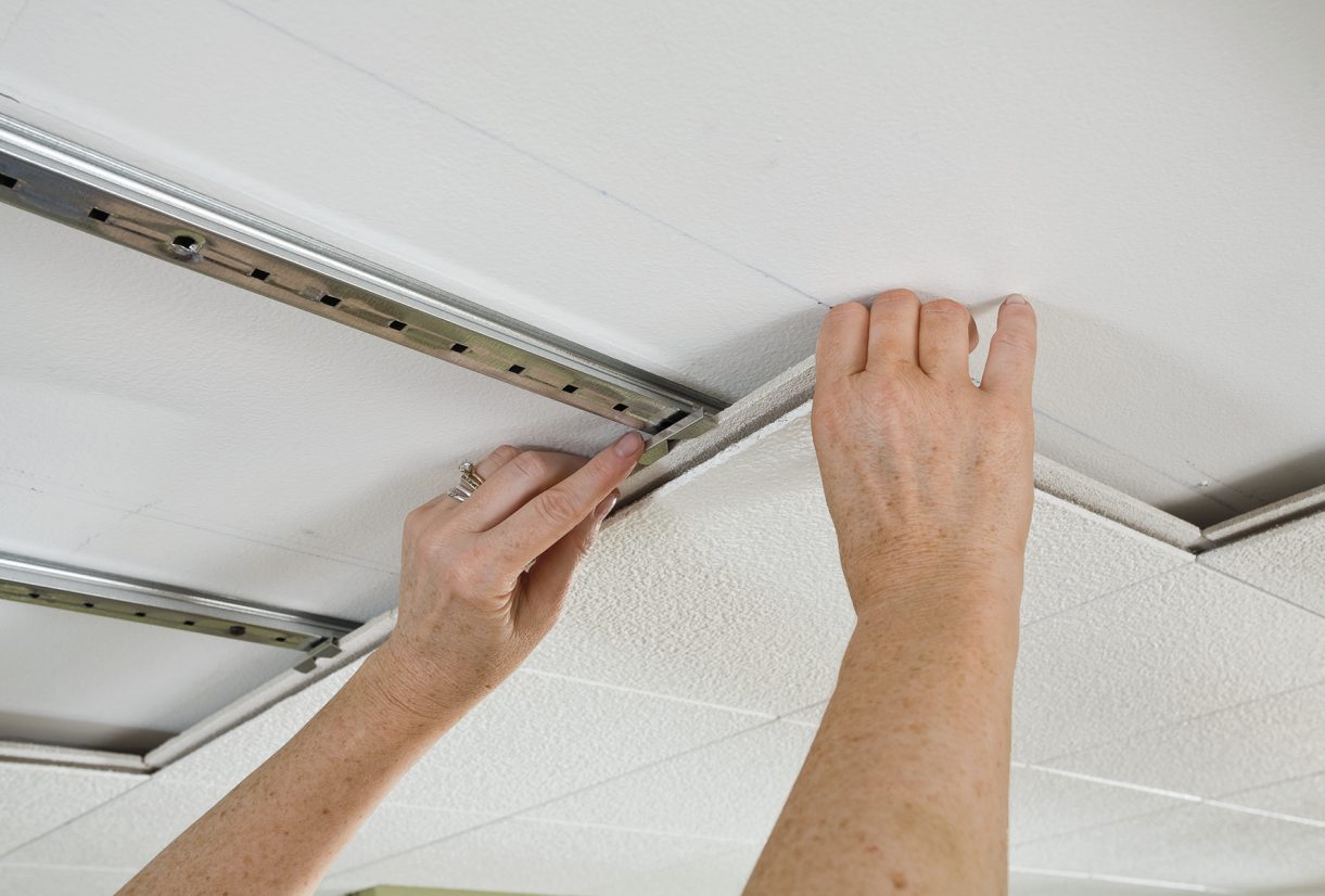 démontage de plafond suspendu en plaques de plâtre