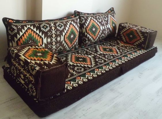 Oriental na sofa.