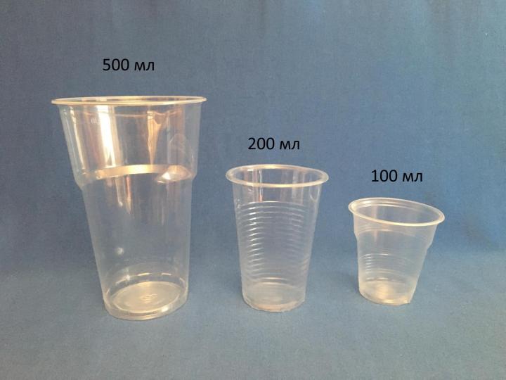 Verres en plastique.