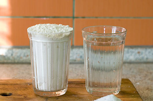 Un vaso de harina y un vaso de agua.