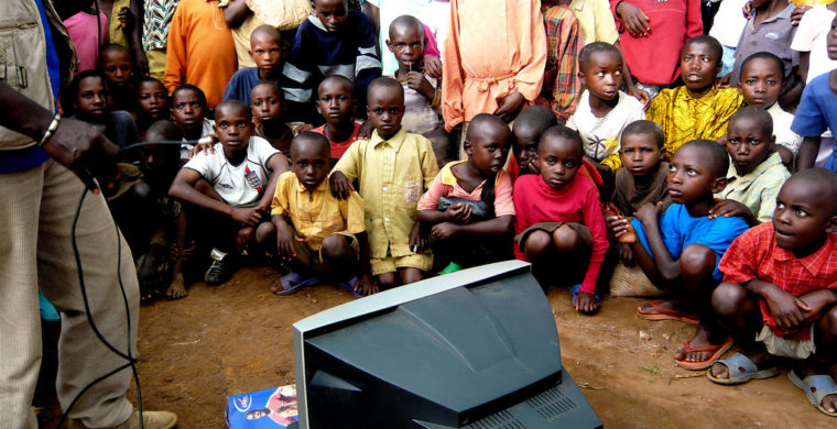 guardare la TV in Africa