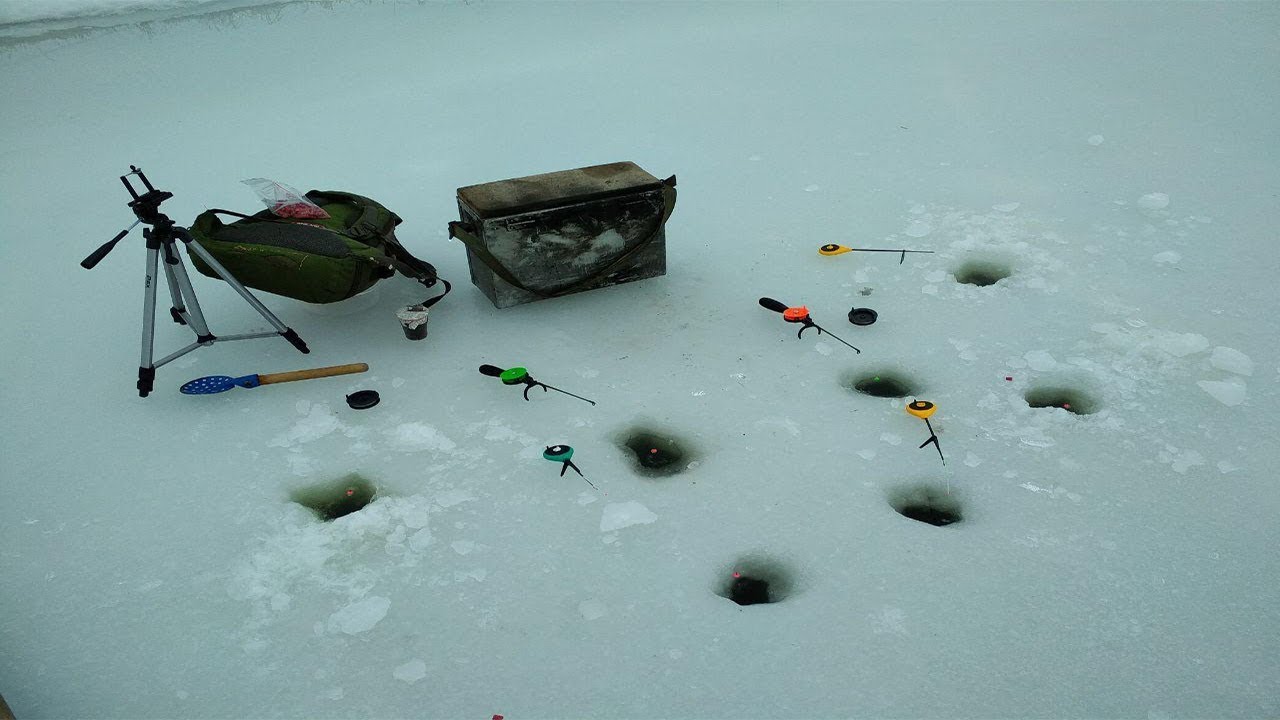 fori per la pesca invernale con un cacciavite