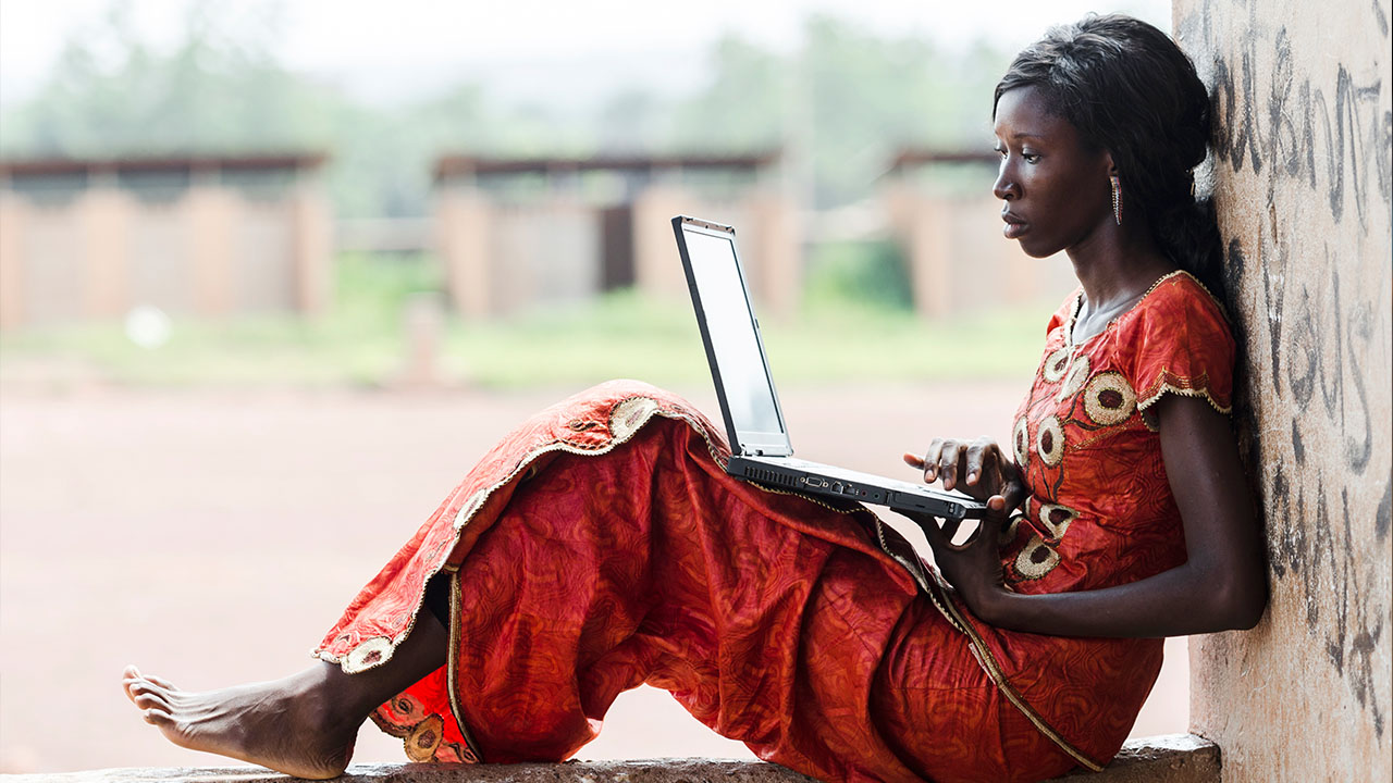 donna con PC in Africa