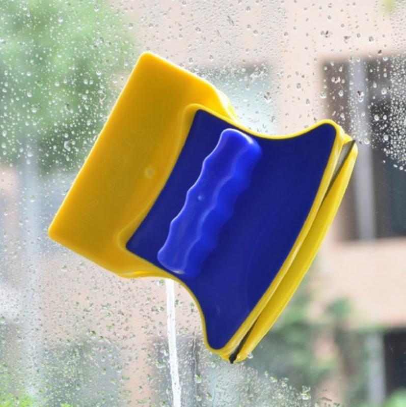 Magnetic brush for cleaning windows