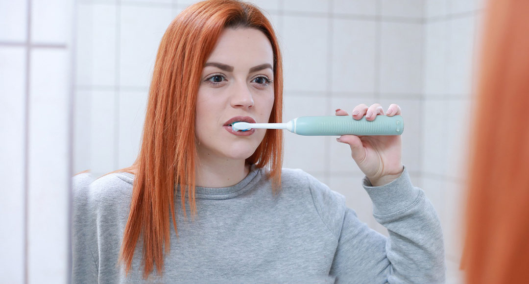 Se brosser les dents avec une brosse à dents électrique