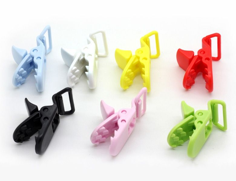 Clips en forma de pinces de roba per a cables