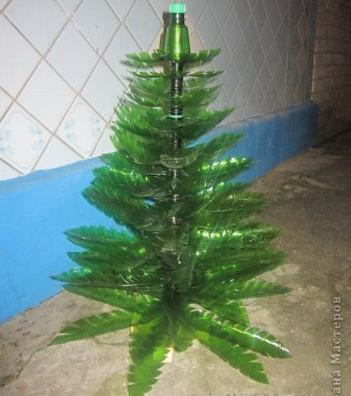 Albero di Natale realizzato con bottiglie di plastica