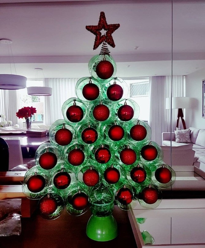 Árbol de Navidad hecho con botellas de plástico.