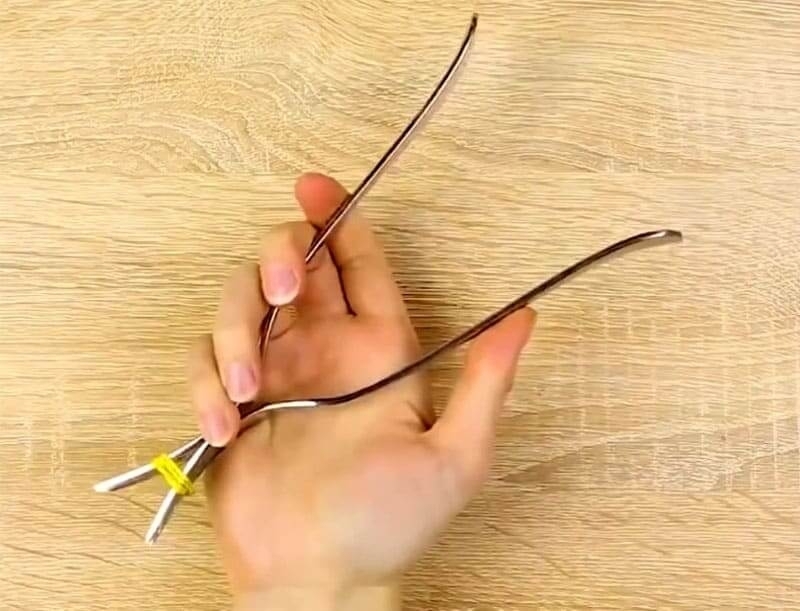 Tongs made from forks and rubber bands