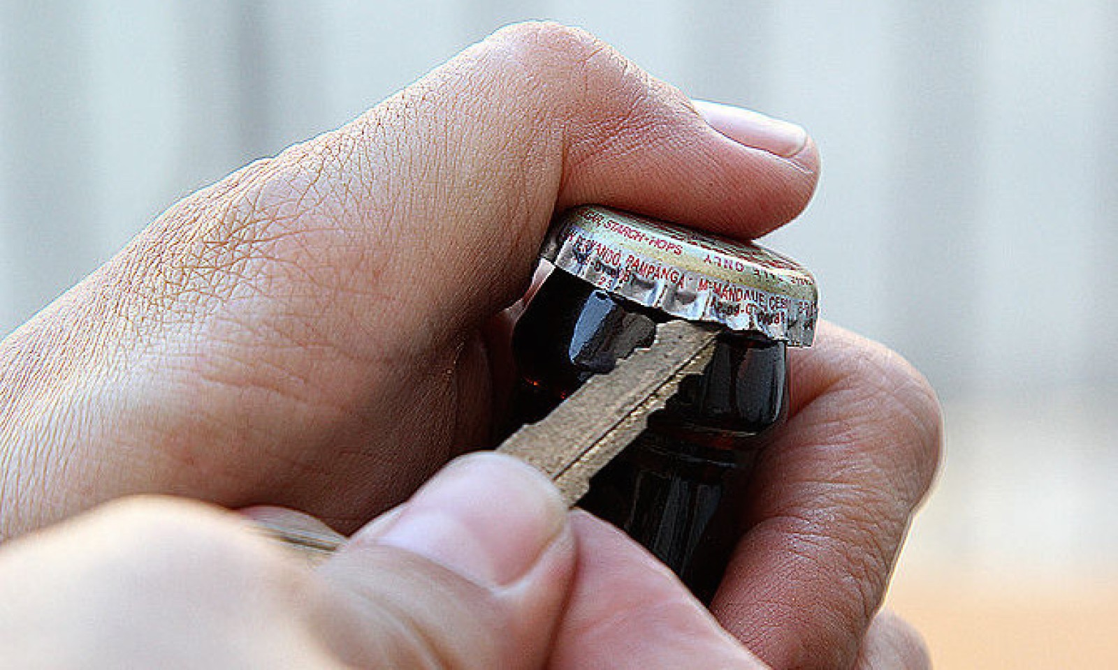 cómo abrir una botella de cerveza