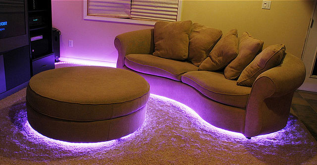 hiasan sofa dengan jalur LED