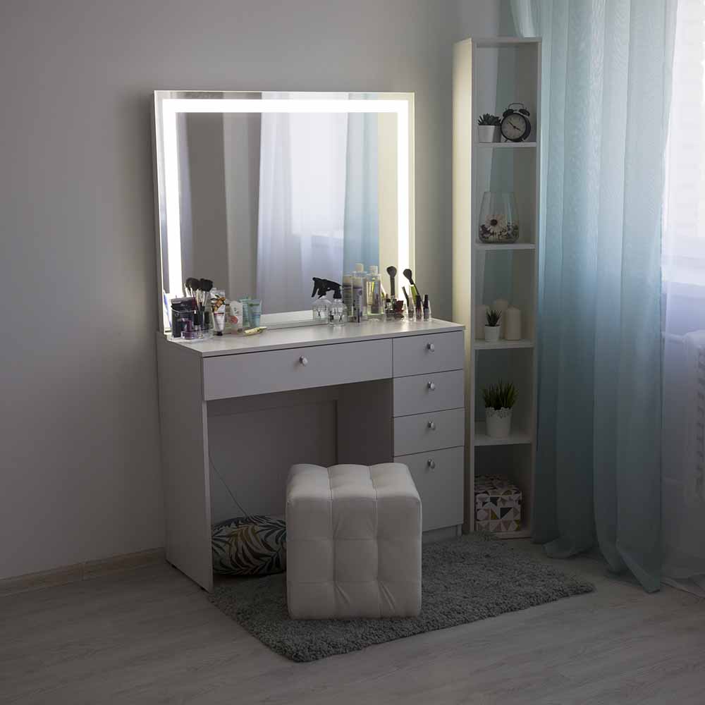 Indretning af et toiletbord med LED-strips